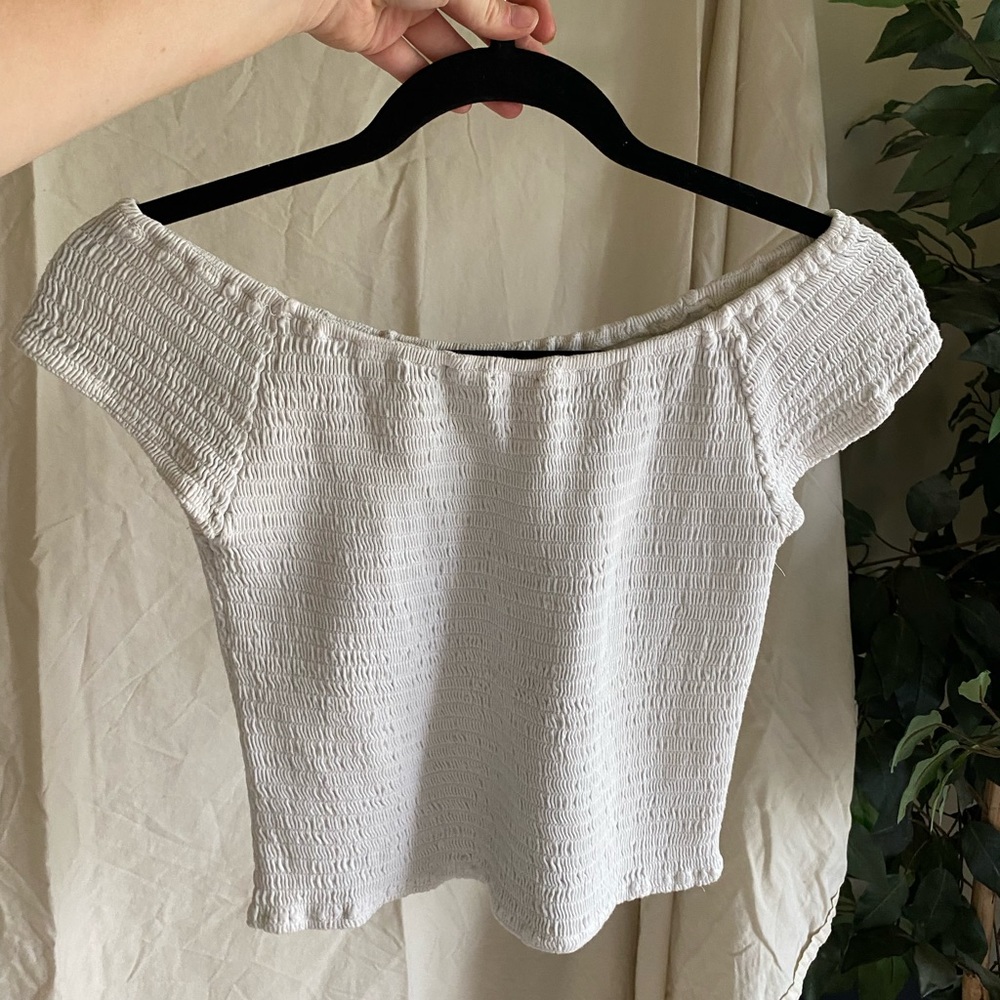 A lovely BRANDY MELVILLE off the shoulder white ribbed cropped top